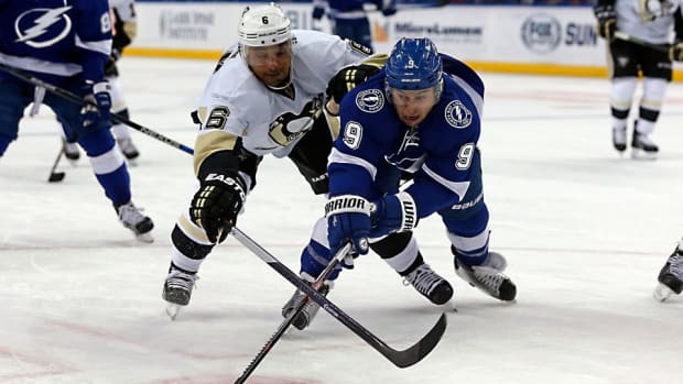 Penguins-Lightning-Mike-Carlson.jpg